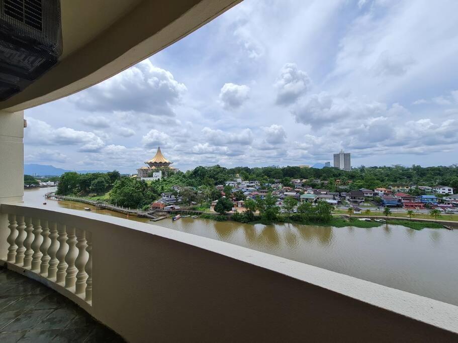 Lovely Waterfront Riverbank Suite With Pool Кучинг Экстерьер фото