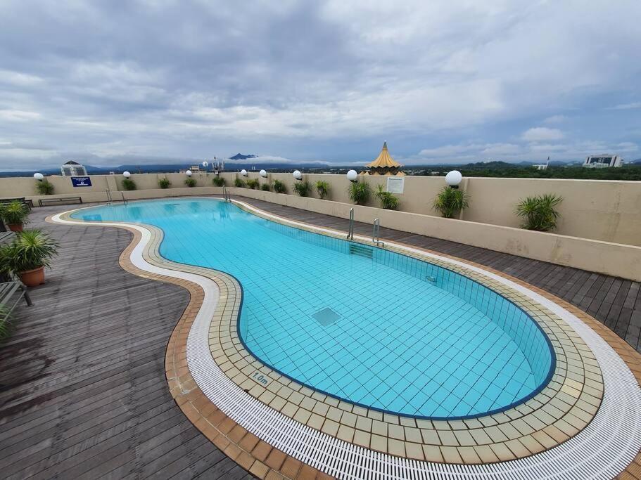 Lovely Waterfront Riverbank Suite With Pool Кучинг Экстерьер фото