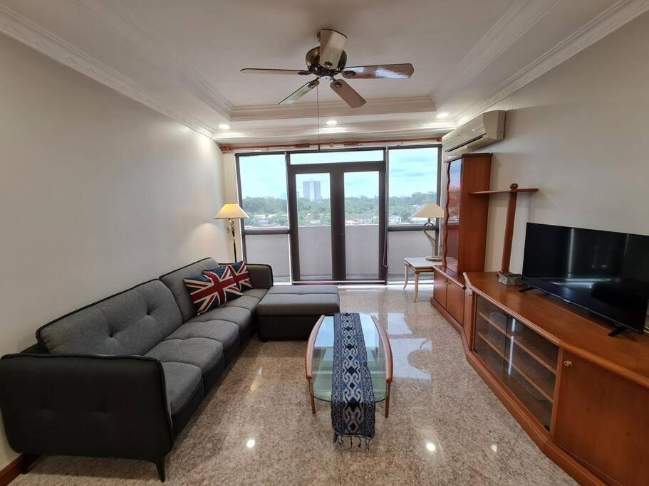 Lovely Waterfront Riverbank Suite With Pool Кучинг Экстерьер фото