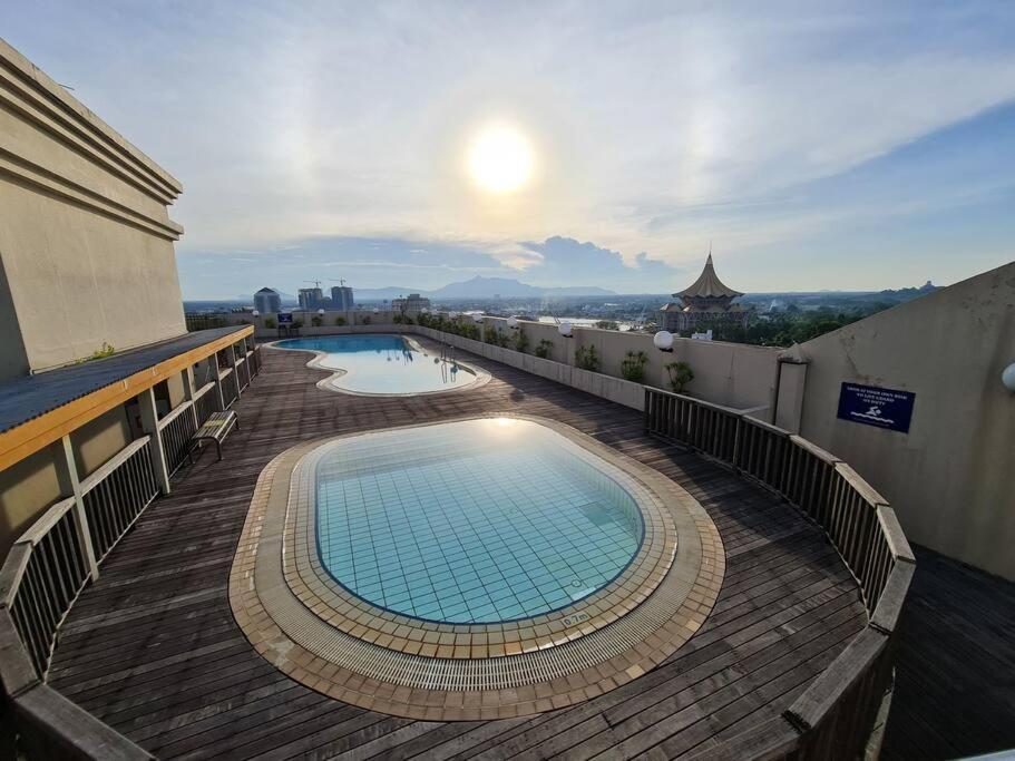 Lovely Waterfront Riverbank Suite With Pool Кучинг Экстерьер фото